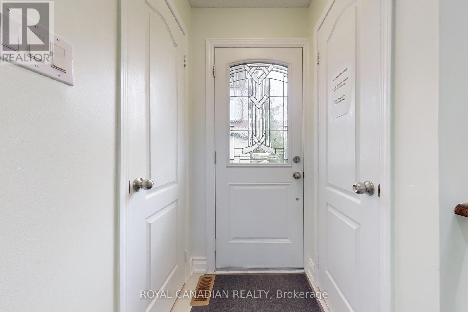 17 Haley Court, Brampton, Ontario  L6S 1N6 - Photo 4 - W12476217