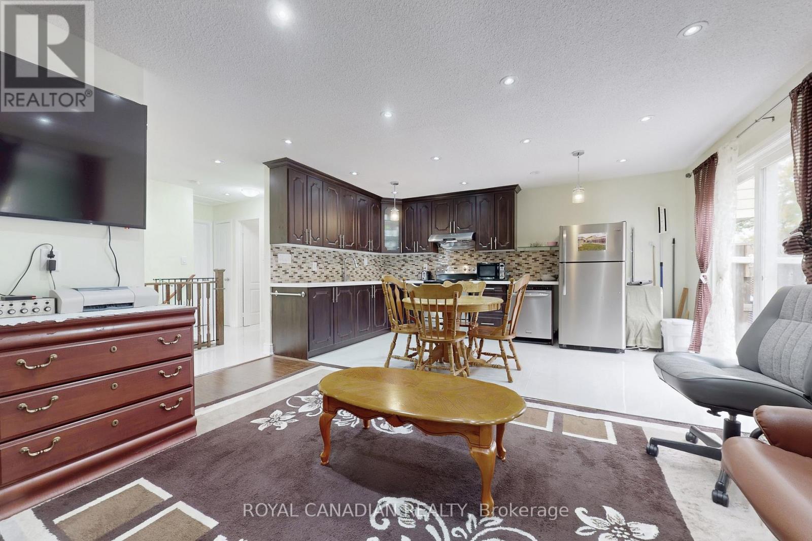 17 Haley Court, Brampton, Ontario  L6S 1N6 - Photo 5 - W12476217