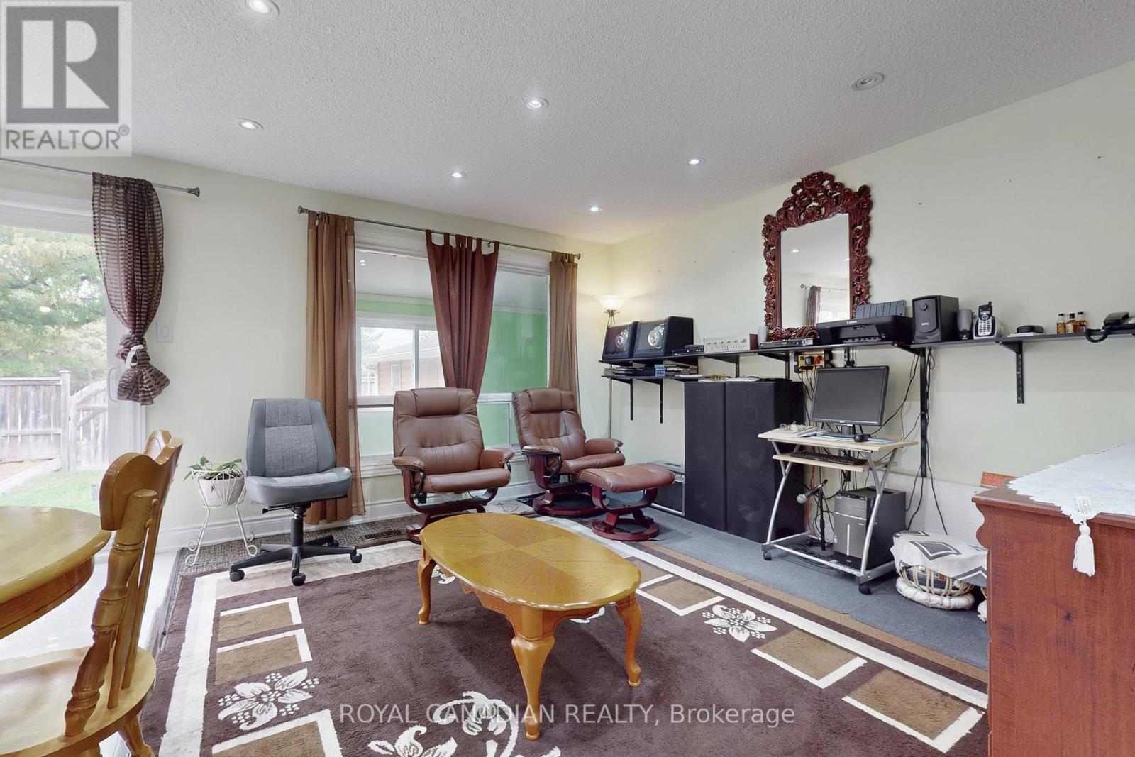 17 Haley Court, Brampton, Ontario  L6S 1N6 - Photo 6 - W12476217