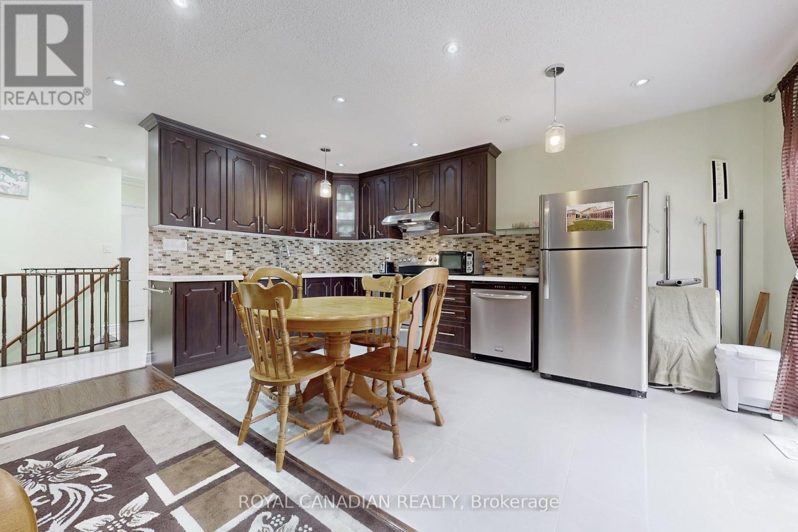 17 Haley Court, Brampton, Ontario  L6S 1N6 - Photo 8 - W12476217