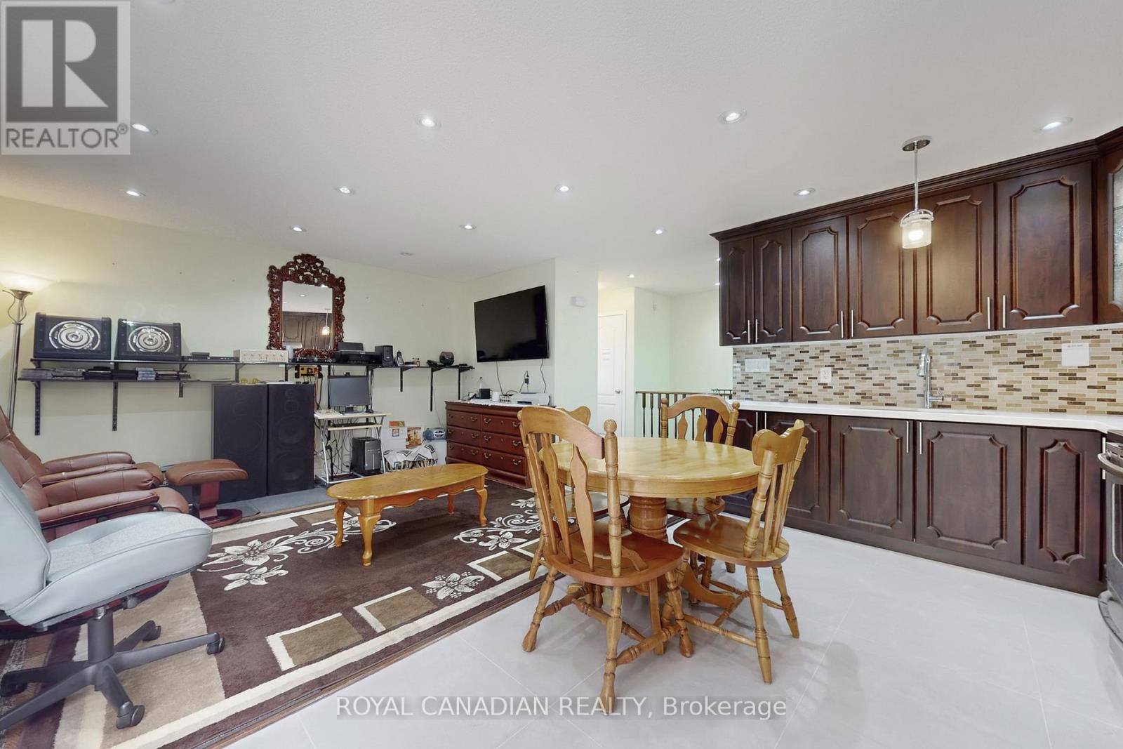 17 Haley Court, Brampton, Ontario  L6S 1N6 - Photo 9 - W12476217