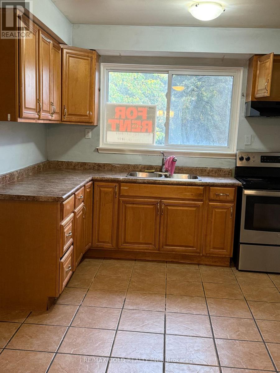 30 - 30 Tara Park Crescent, Brampton, Ontario  L6V 3E3 - Photo 2 - W12476218