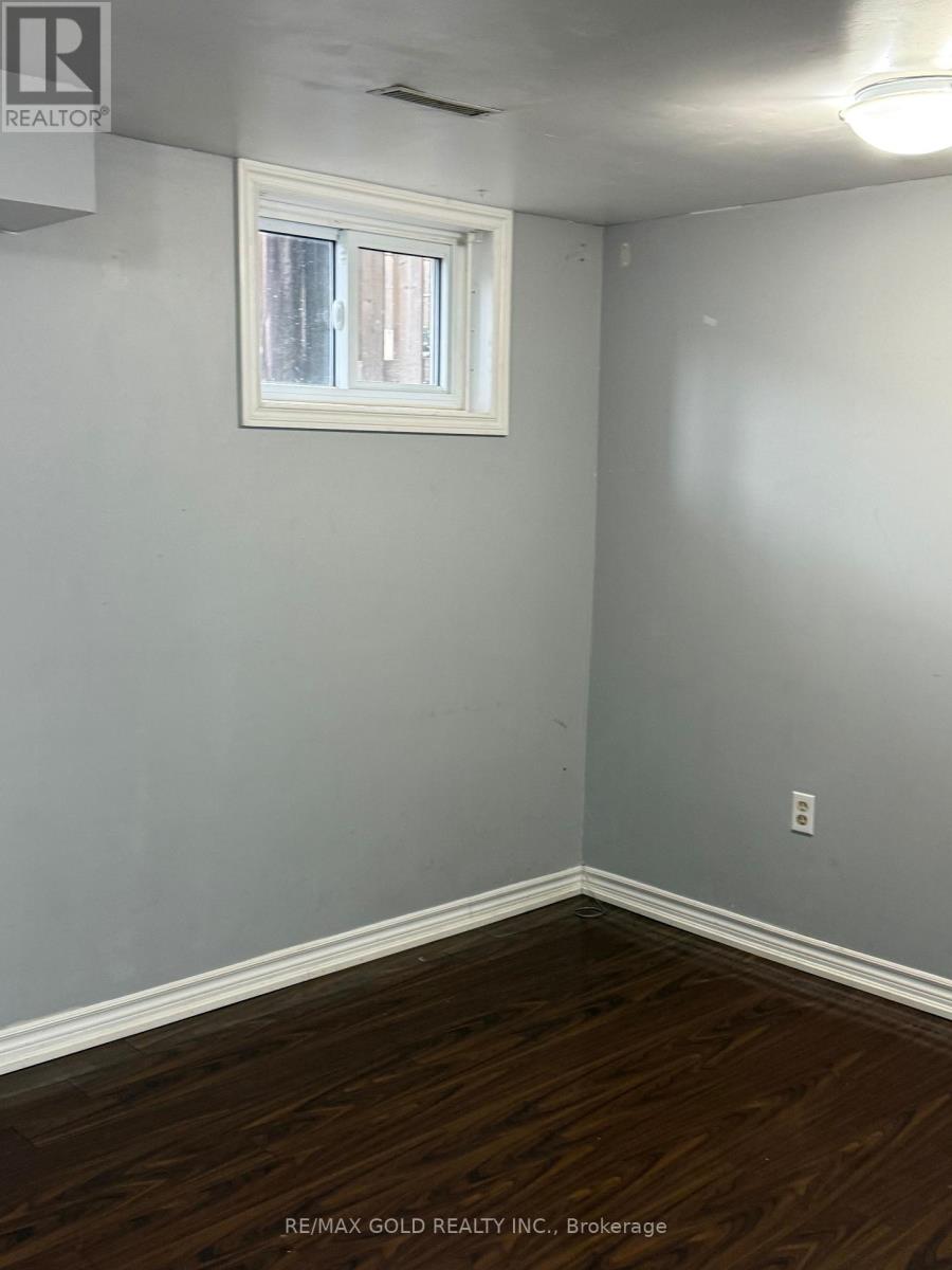 30 - 30 Tara Park Crescent, Brampton, Ontario  L6V 3E3 - Photo 7 - W12476218