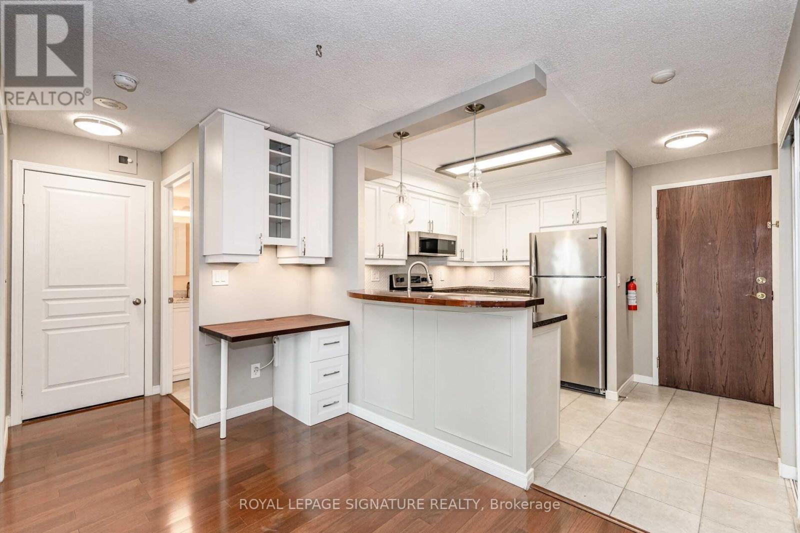 1013 - 2565 Erin Centre Boulevard, Mississauga, Ontario  L5M 6Z8 - Photo 2 - W12476236