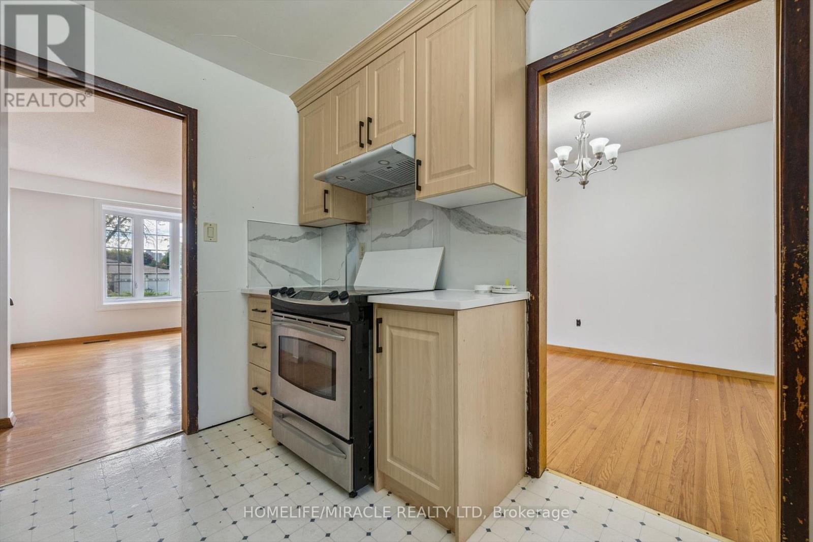 56 Elgin Drive, Brampton, Ontario  L6Y 1A8 - Photo 12 - W12476276