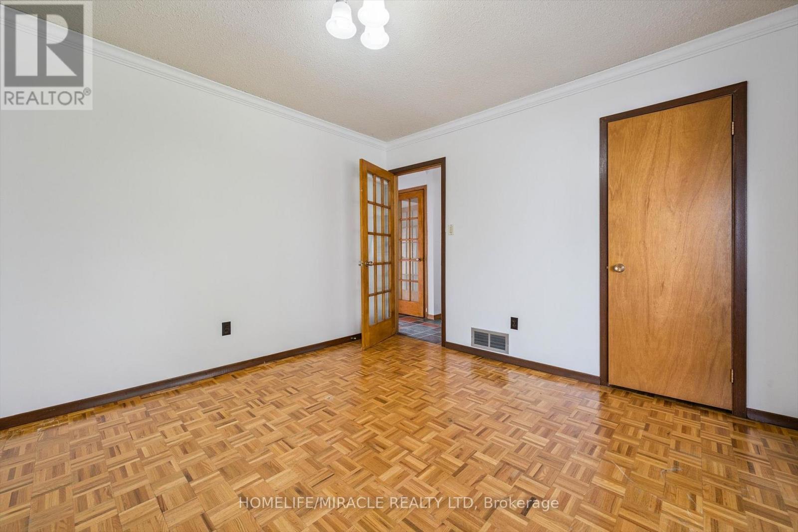 56 Elgin Drive, Brampton, Ontario  L6Y 1A8 - Photo 15 - W12476276