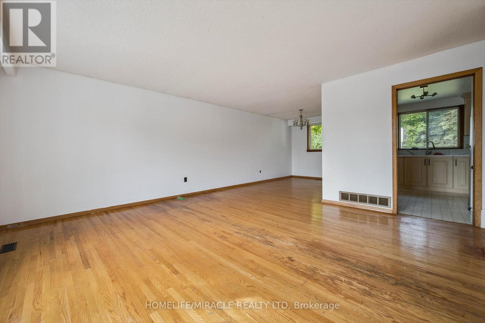 56 Elgin Drive, Brampton, Ontario  L6Y 1A8 - Photo 6 - W12476276