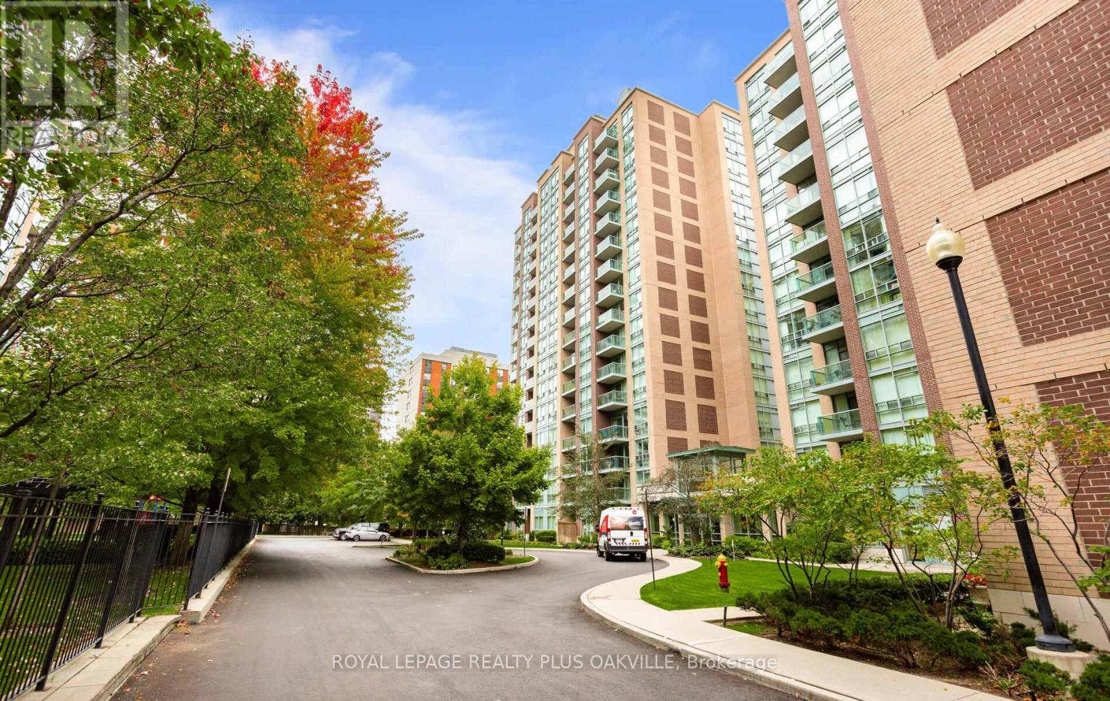 Lph07 - 7 Michael Power Place, Toronto, Ontario  M9A 0A4 - Photo 3 - W12476332