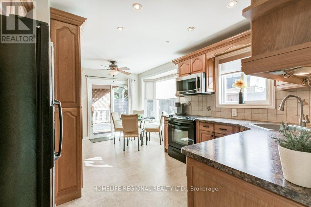 2557 Brasilia Circle, Mississauga, Ontario  L5N 2E9 - Photo 10 - W12476367