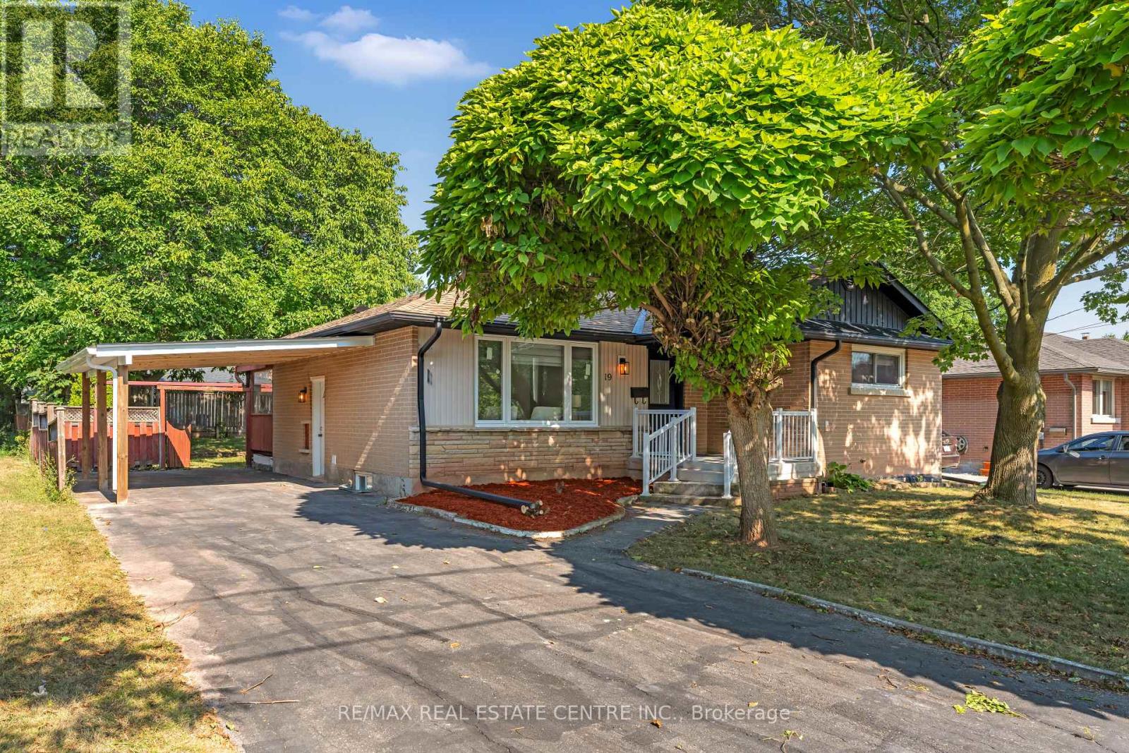 19 Old Orchard Avenue, Grimsby, Ontario  L3M 3H9 - Photo 3 - X12476226