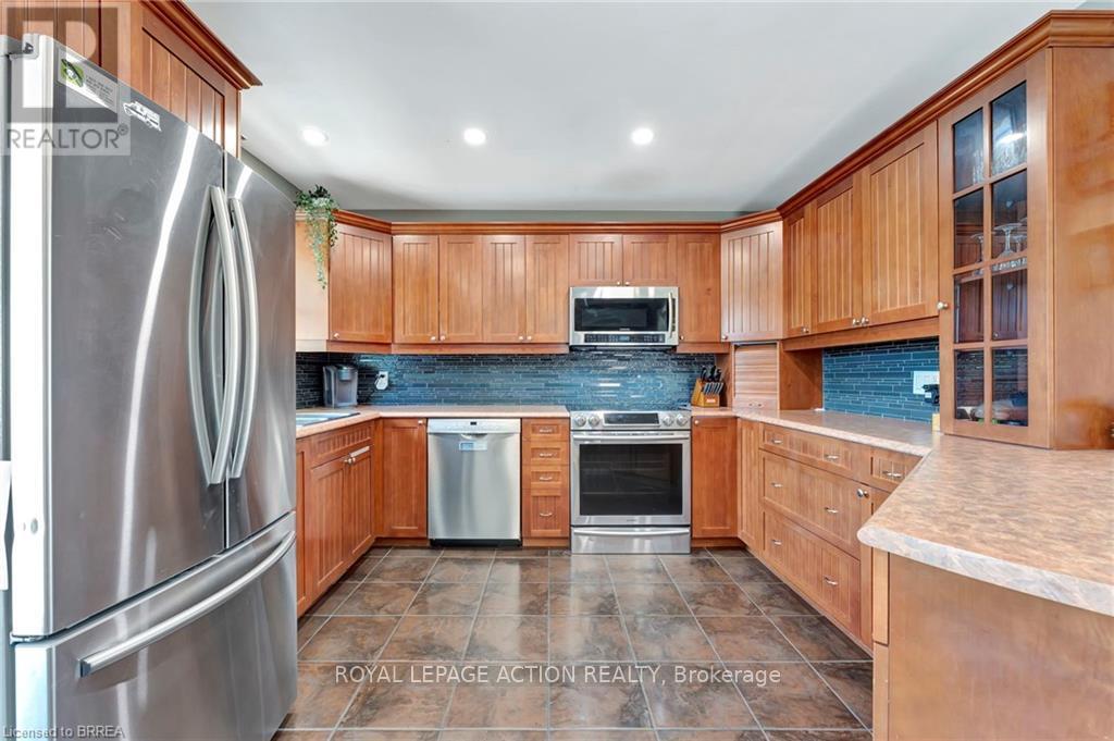 46 Todd Street, Brantford, Ontario  N3R 2P7 - Photo 10 - X12476240