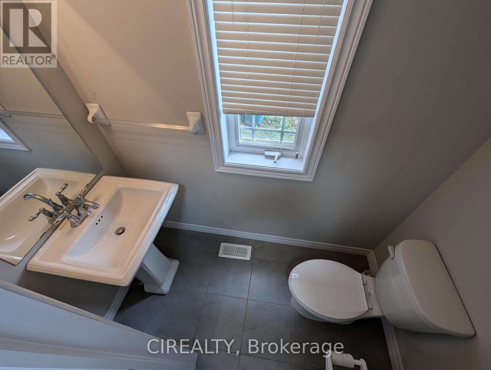 34 Kingsborough Drive, Hamilton, Ontario  L0R 1P0 - Photo 5 - X12476331