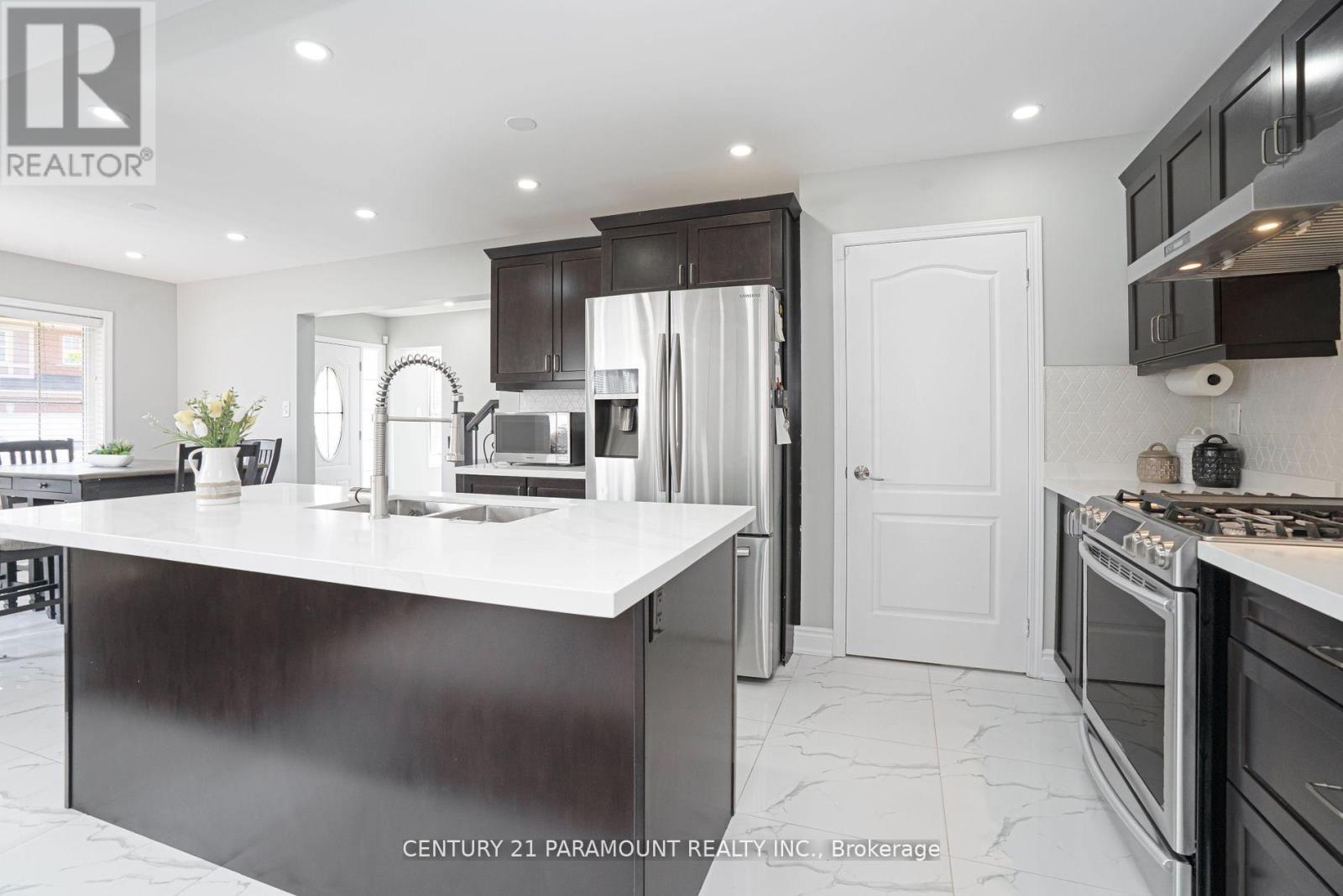 39 Fenchurch Drive, Brampton, Ontario  L7A 4G1 - Photo 11 - W12476405
