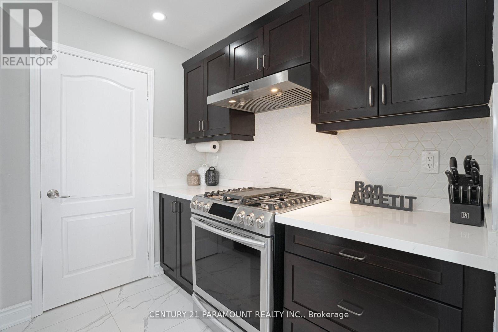 39 Fenchurch Drive, Brampton, Ontario  L7A 4G1 - Photo 12 - W12476405