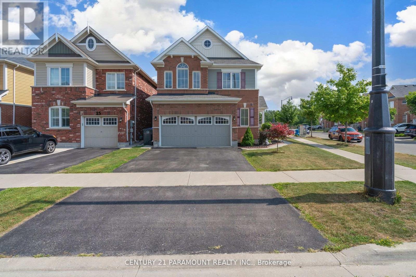 39 Fenchurch Drive, Brampton, Ontario  L7A 4G1 - Photo 2 - W12476405