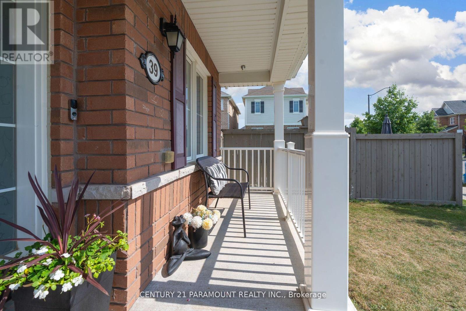 39 Fenchurch Drive, Brampton, Ontario  L7A 4G1 - Photo 4 - W12476405