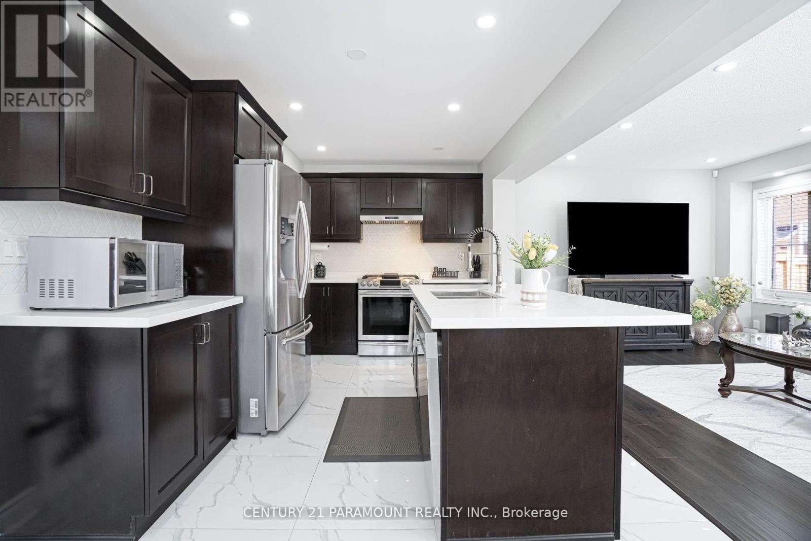 39 Fenchurch Drive, Brampton, Ontario  L7A 4G1 - Photo 8 - W12476405