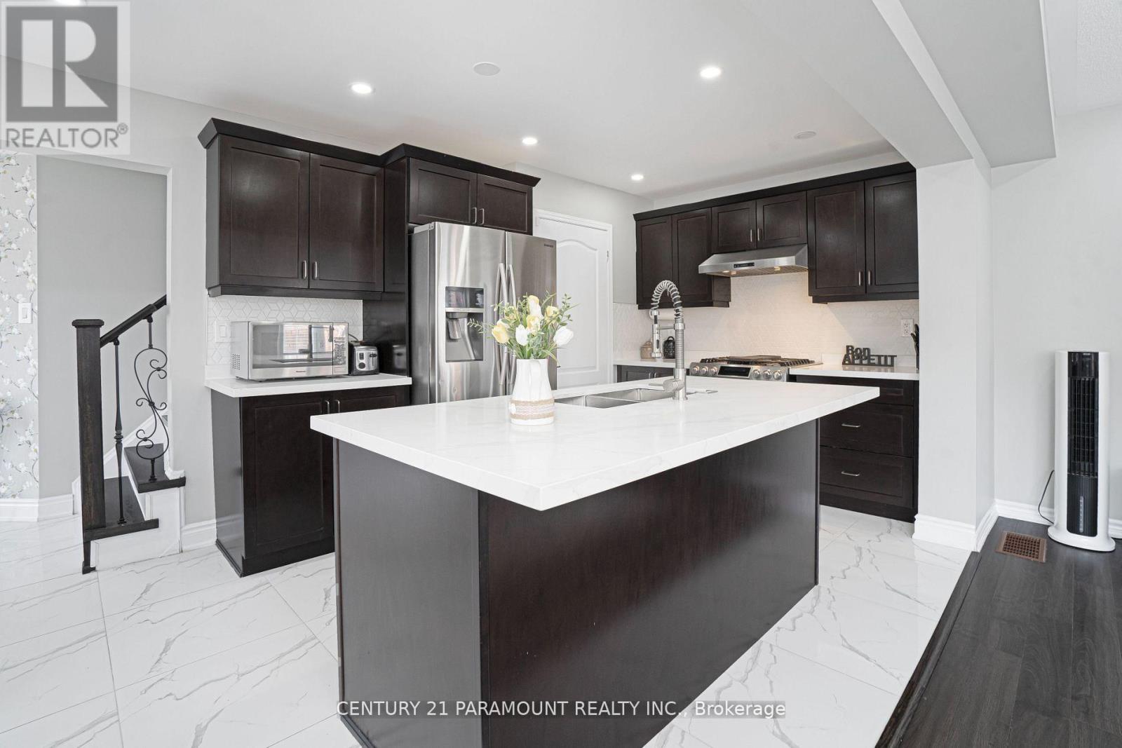 39 Fenchurch Drive, Brampton, Ontario  L7A 4G1 - Photo 9 - W12476405