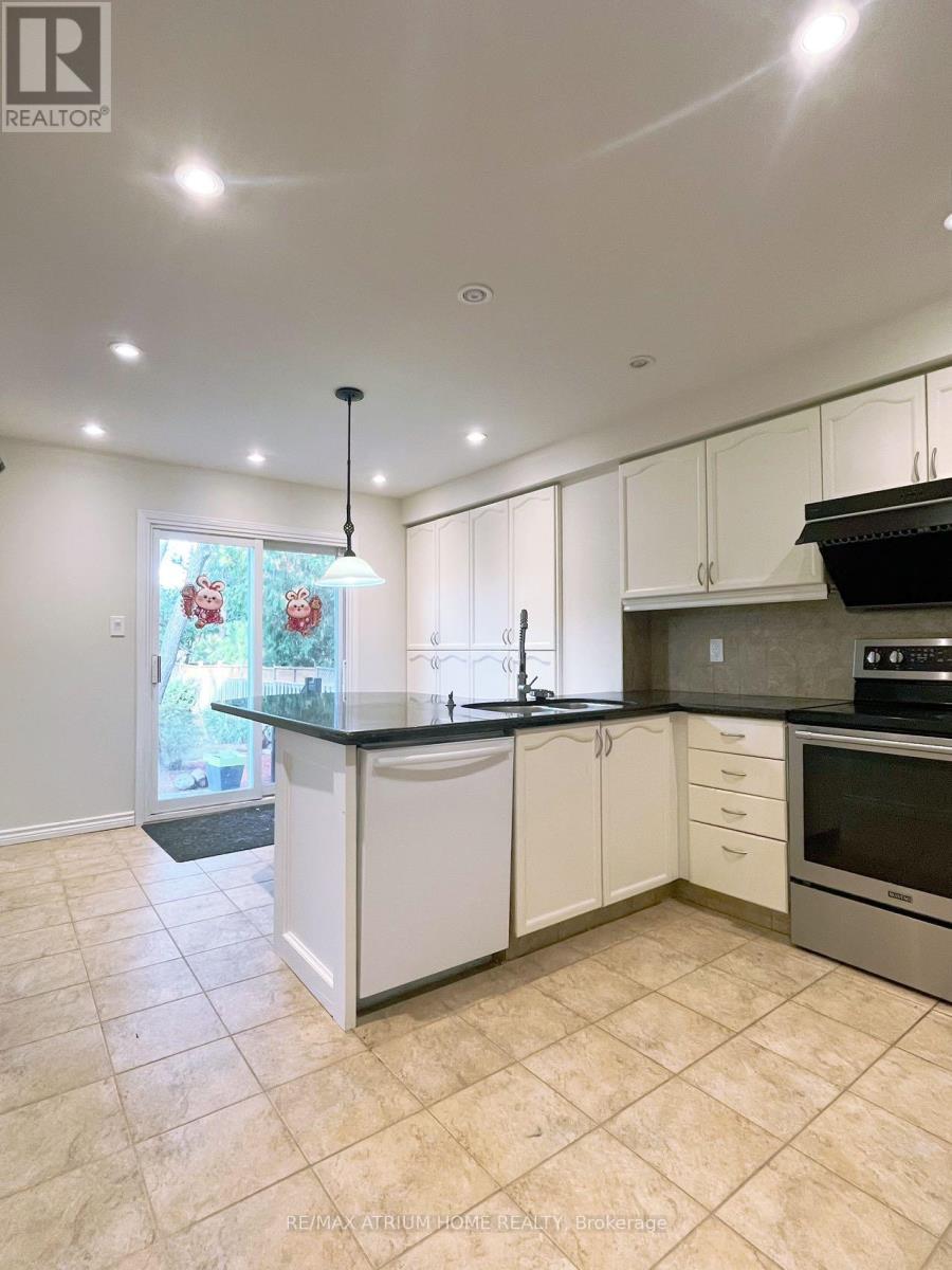 1554 Parish Lane, Oakville, Ontario  L6M 2Z6 - Photo 4 - W12476421