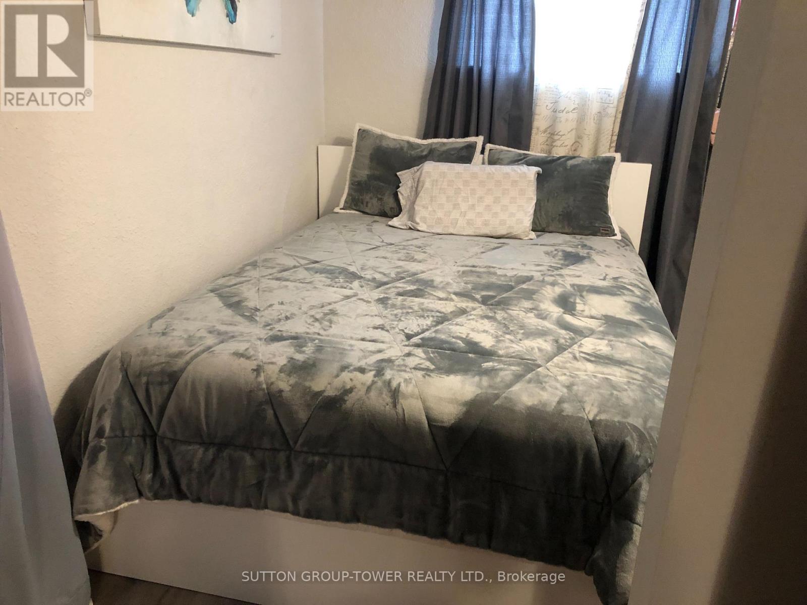 114 Lonborough Avenue, Toronto, Ontario  M6M 1Y1 - Photo 5 - W12476432