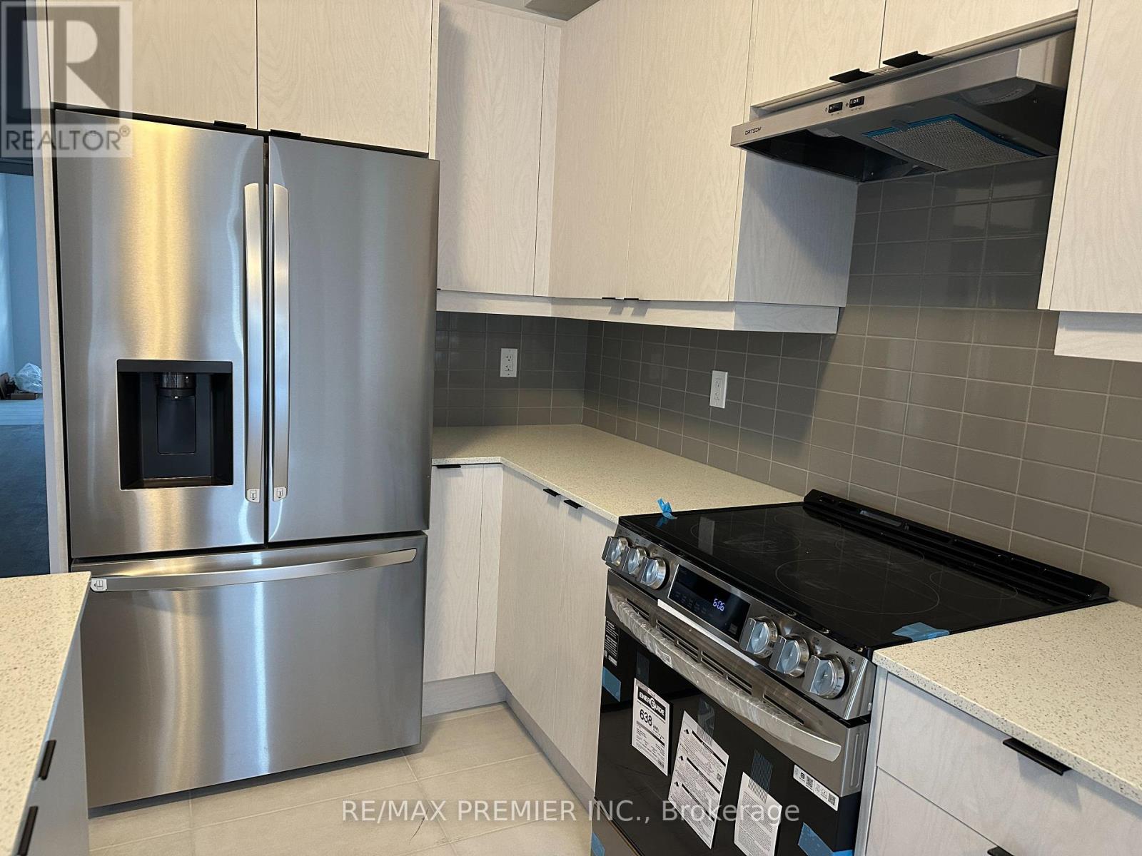 6 La Reine Avenue, Richmond Hill, Ontario  L4E 1N7 - Photo 4 - N12408126