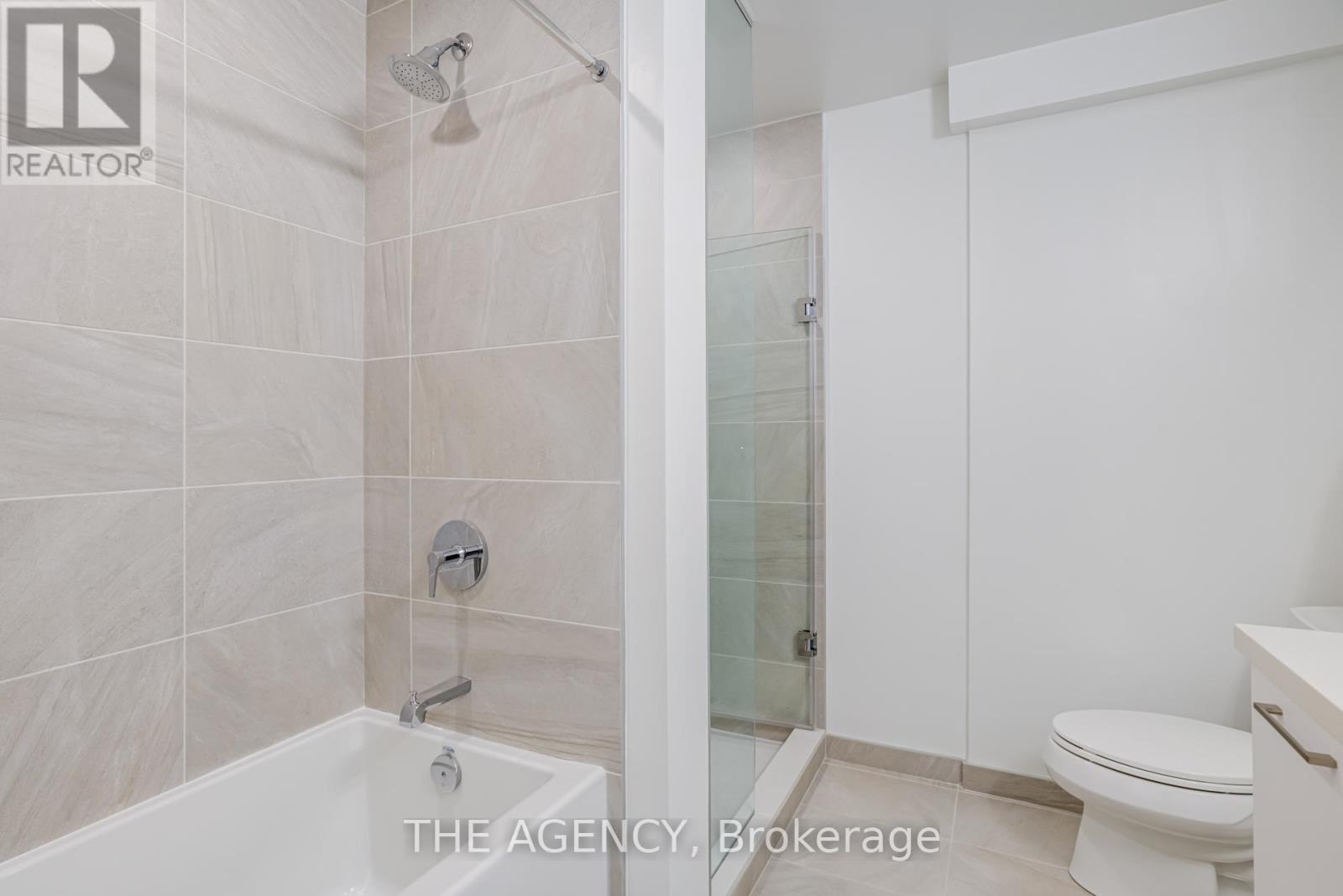 Th05 - 33 Frederick Todd Way, Toronto (Thorncliffe Park), Ontario  M4G 0C9 - Photo 6 - C12472632
