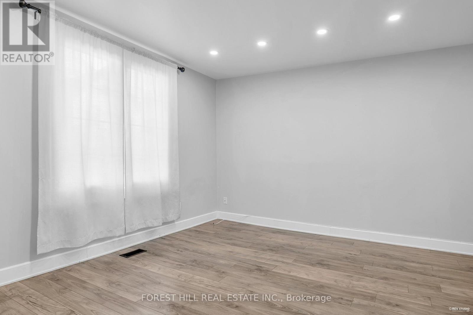22 Harvey Street, Hamilton (Gibson), Ontario  L8L 2L8 - Photo 10 - X12446478
