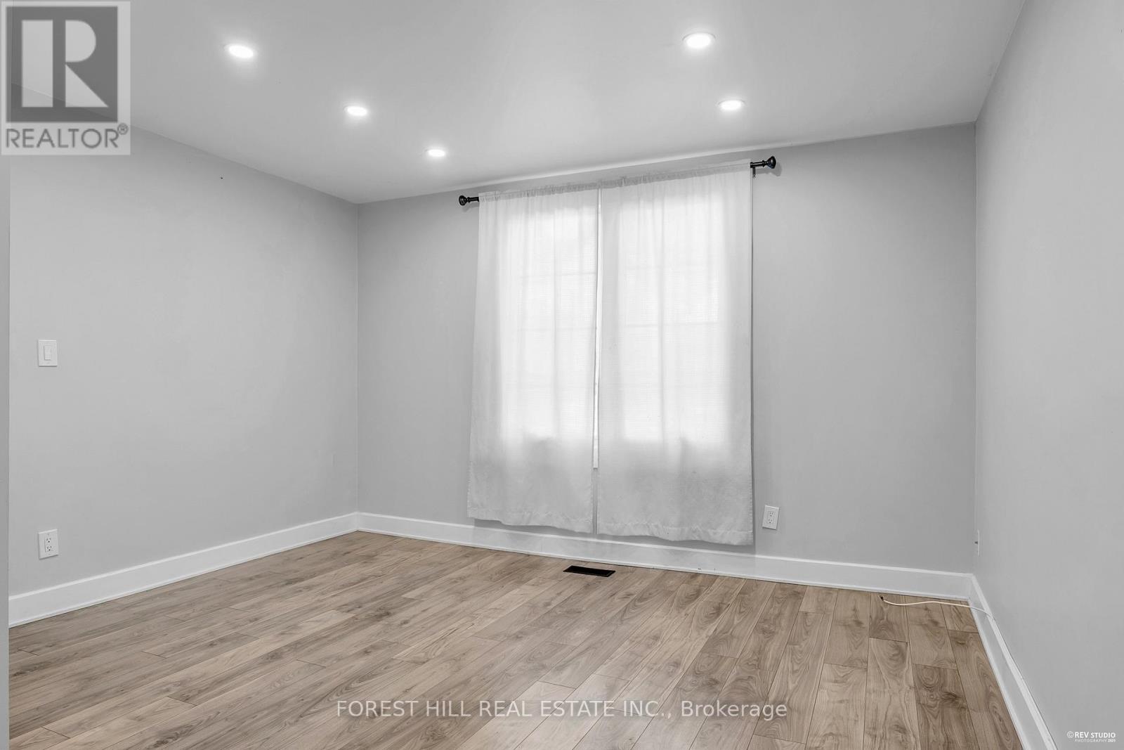 22 Harvey Street, Hamilton (Gibson), Ontario  L8L 2L8 - Photo 8 - X12446478