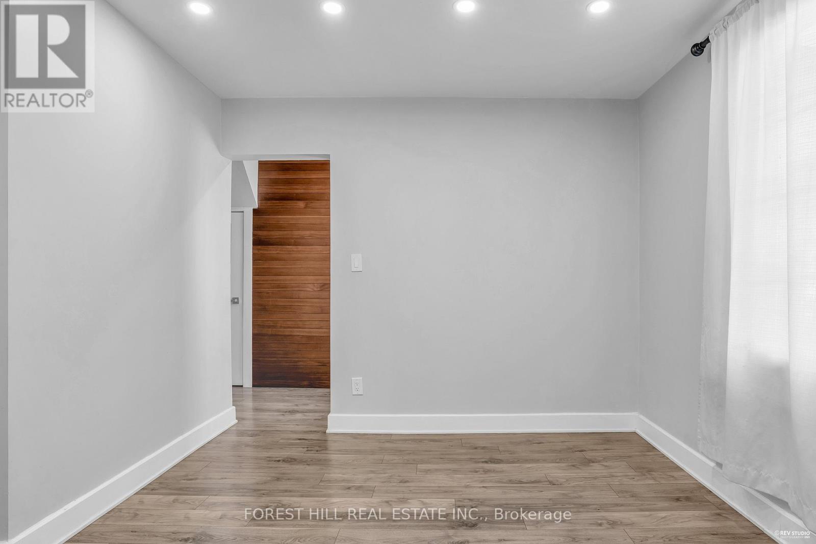 22 Harvey Street, Hamilton (Gibson), Ontario  L8L 2L8 - Photo 6 - X12446478