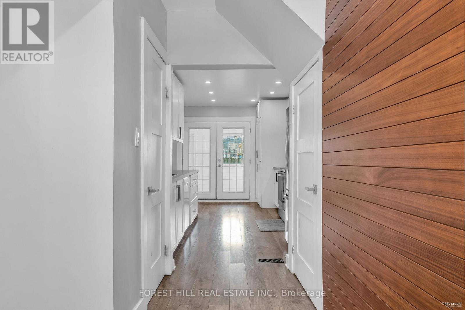 22 Harvey Street, Hamilton (Gibson), Ontario  L8L 2L8 - Photo 5 - X12446478