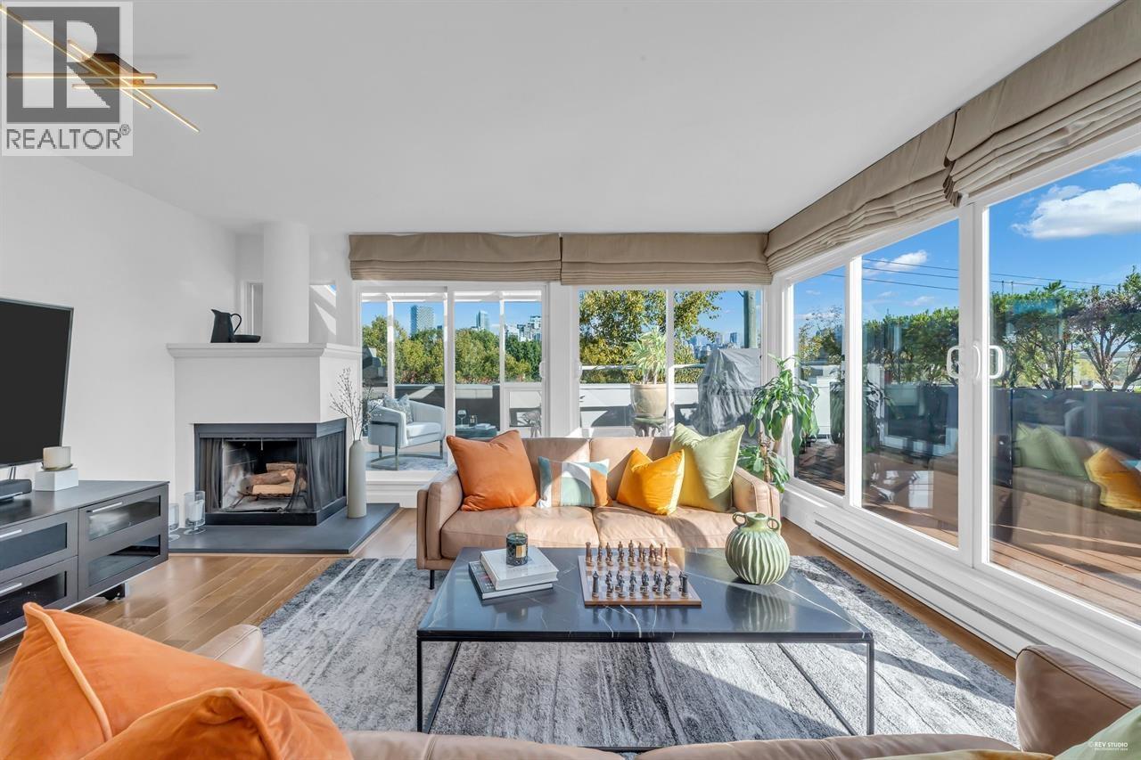2243 OAK STREET, Vancouver, British Columbia