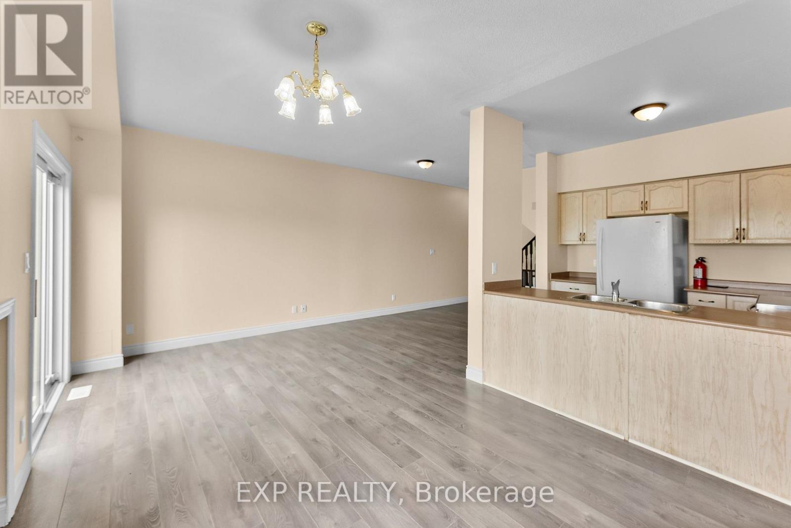 38 Natalie Court, Thorold (Confederation Heights), Ontario  L2V 5C6 - Photo 3 - X12476574