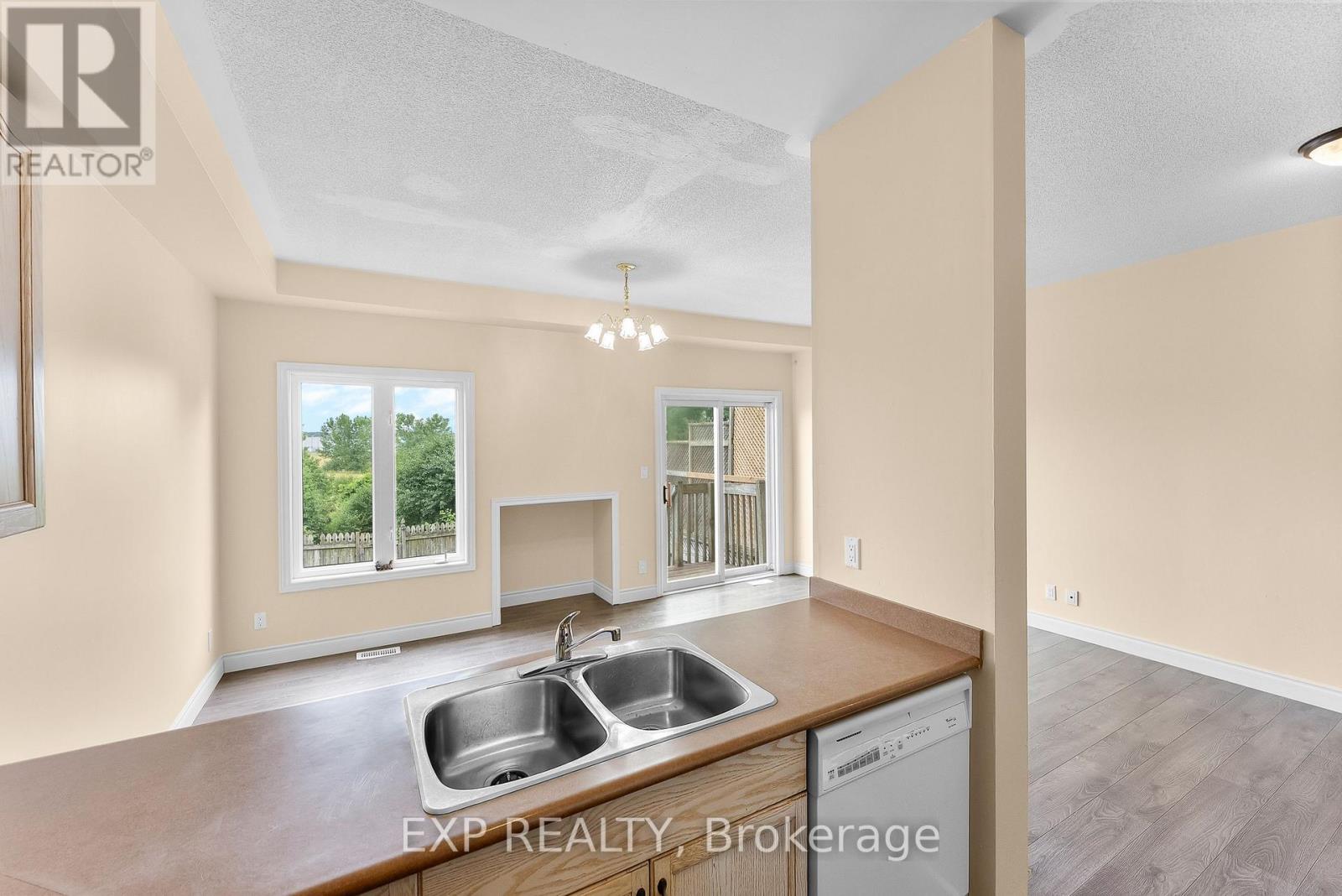 38 Natalie Court, Thorold (Confederation Heights), Ontario  L2V 5C6 - Photo 6 - X12476574