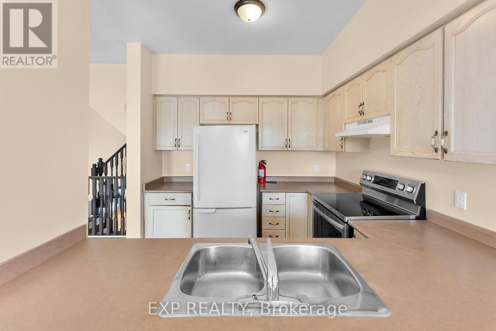 38 Natalie Court, Thorold (Confederation Heights), Ontario  L2V 5C6 - Photo 7 - X12476574