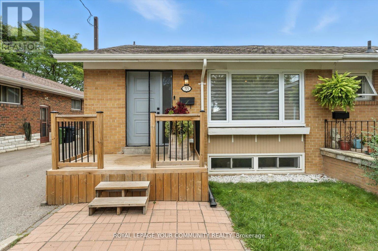 33 Murellen Crescent, Toronto, Ontario  M4A 2K6 - Photo 2 - C12476554