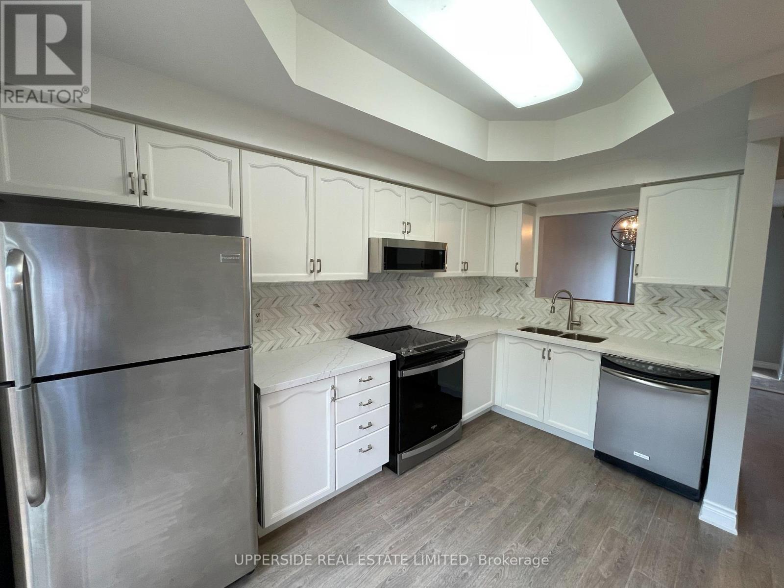 10 - 23 Observatory Lane, Richmond Hill, Ontario  L4C 0M7 - Photo 2 - N12476517