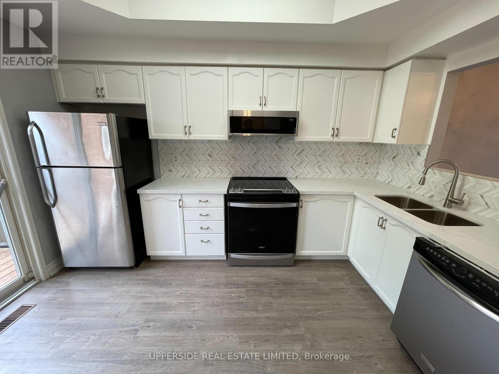 10 - 23 Observatory Lane, Richmond Hill, Ontario  L4C 0M7 - Photo 3 - N12476517