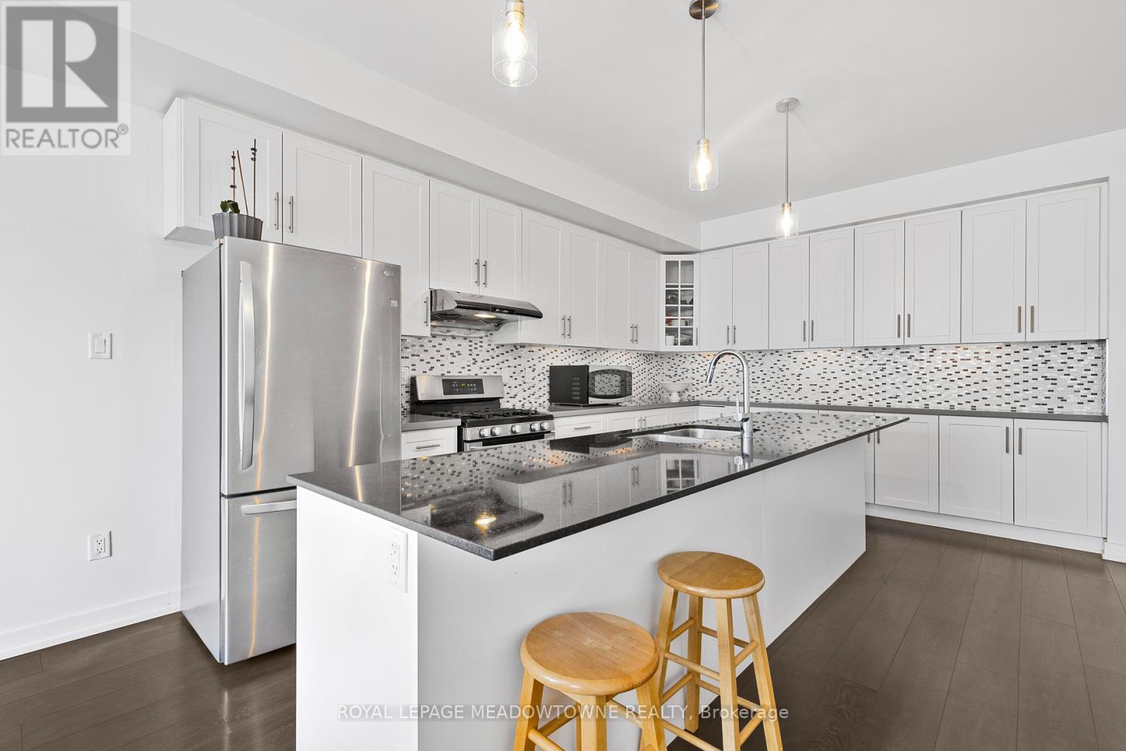 198 Squire Crescent, Oakville, Ontario  L6H 0L6 - Photo 8 - W12476449
