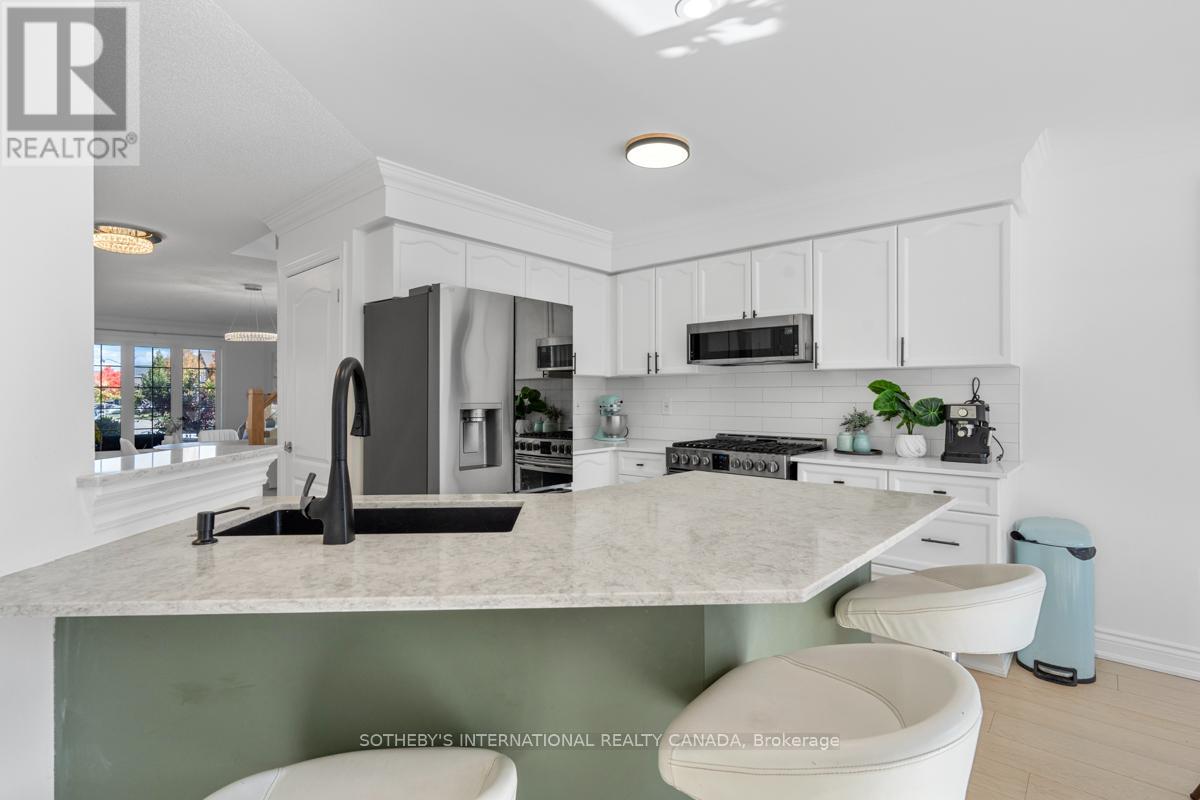 2182 Meadowglen Drive, Oakville, Ontario  L6M 4C9 - Photo 10 - W12476452
