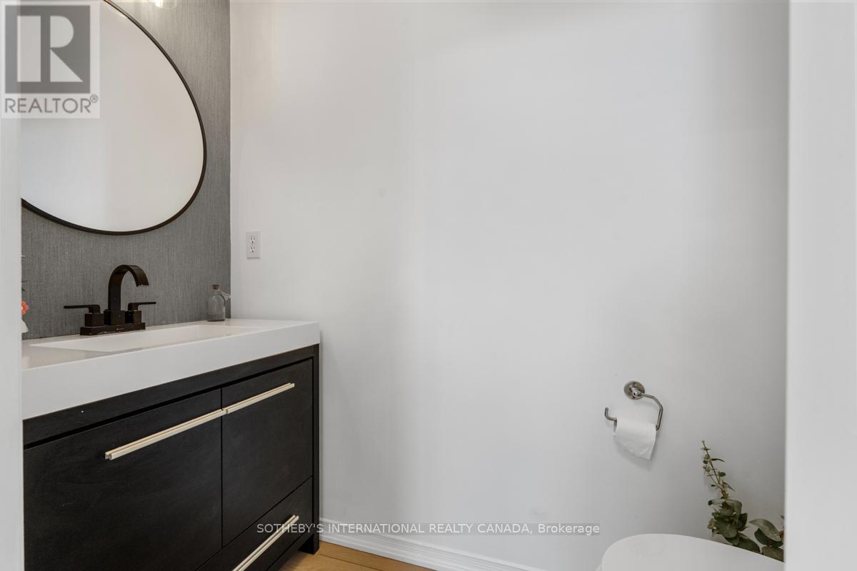 2182 Meadowglen Drive, Oakville, Ontario  L6M 4C9 - Photo 15 - W12476452