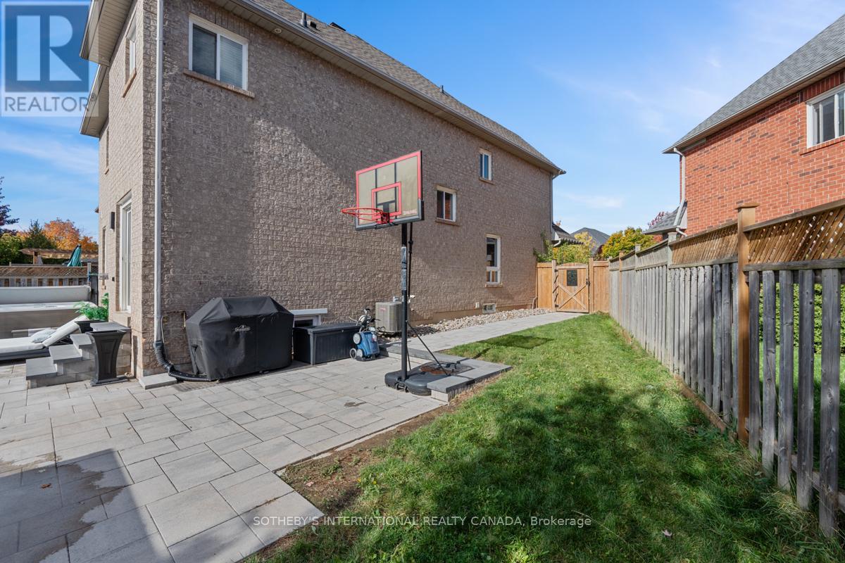 2182 Meadowglen Drive, Oakville, Ontario  L6M 4C9 - Photo 35 - W12476452