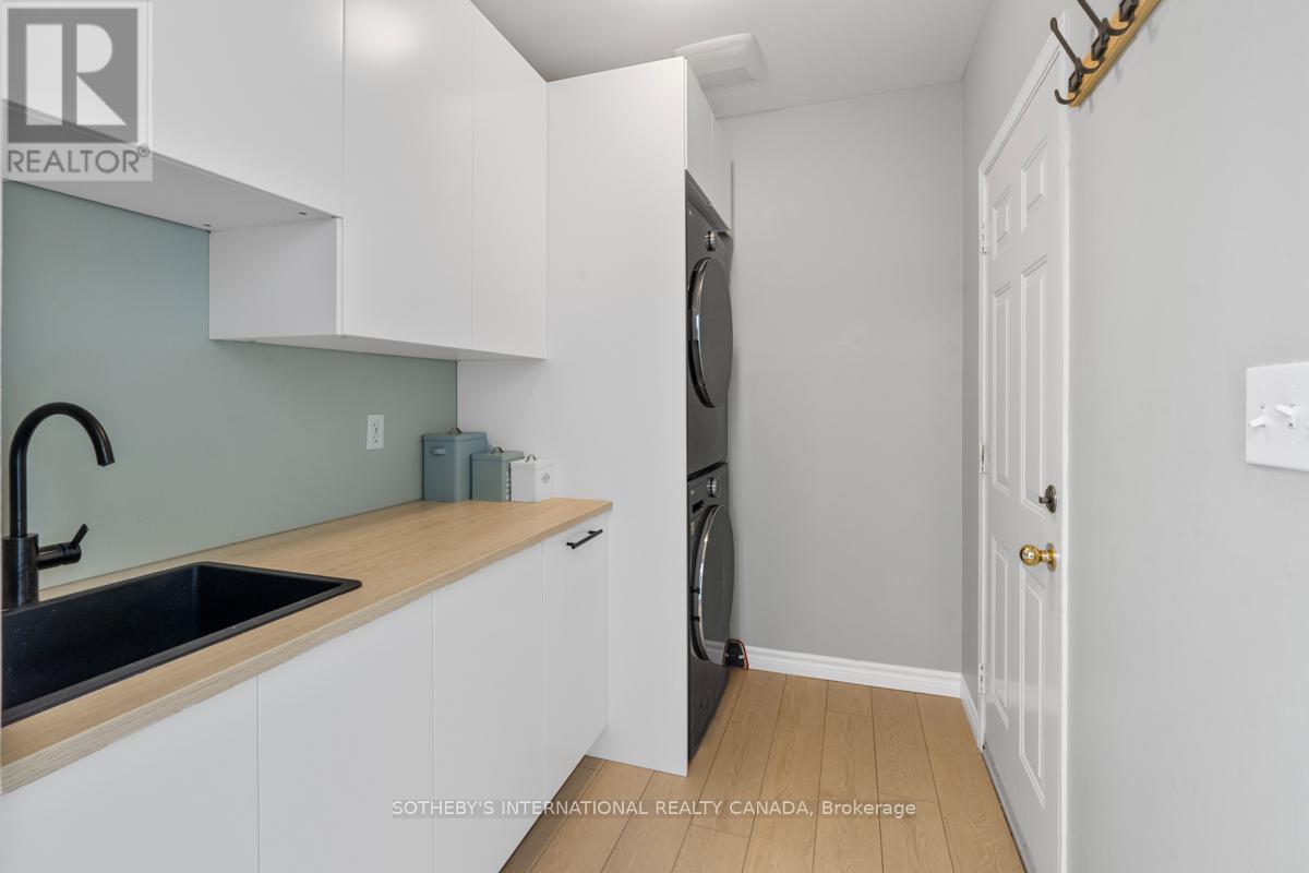 2182 Meadowglen Drive, Oakville, Ontario  L6M 4C9 - Photo 8 - W12476452