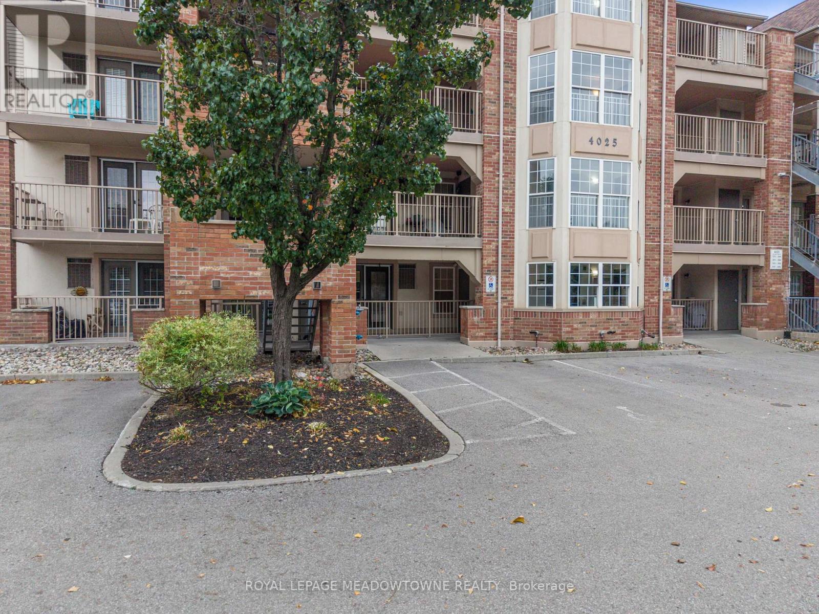 108 - 4025 Kilmer Drive, Burlington, Ontario  L7M 4M5 - Photo 3 - W12476465