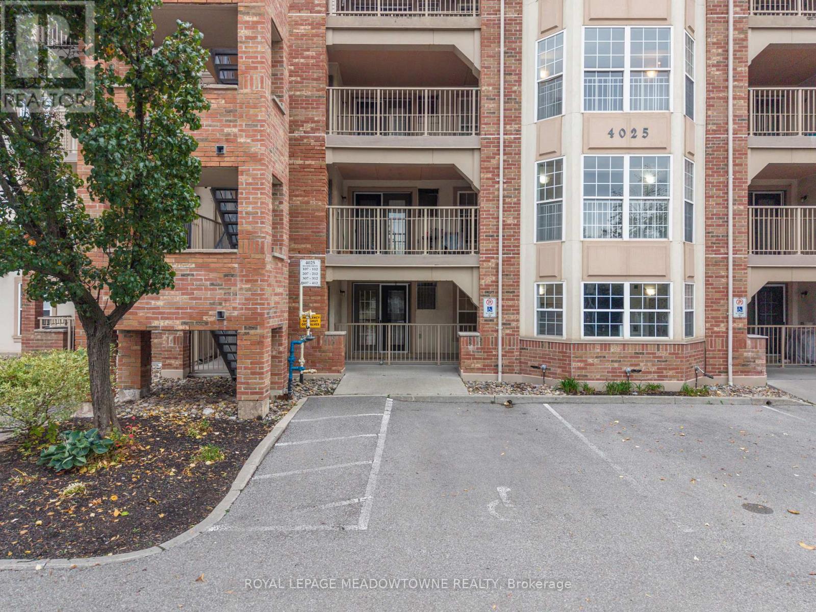 108 - 4025 Kilmer Drive, Burlington, Ontario  L7M 4M5 - Photo 4 - W12476465