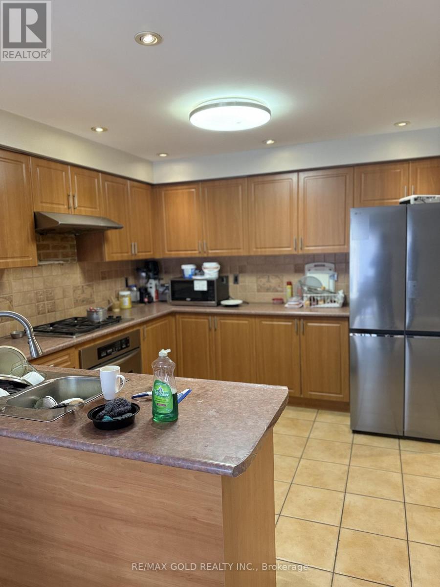 16 Edenvalley Road, Brampton, Ontario  L7A 2M6 - Photo 4 - W12476482