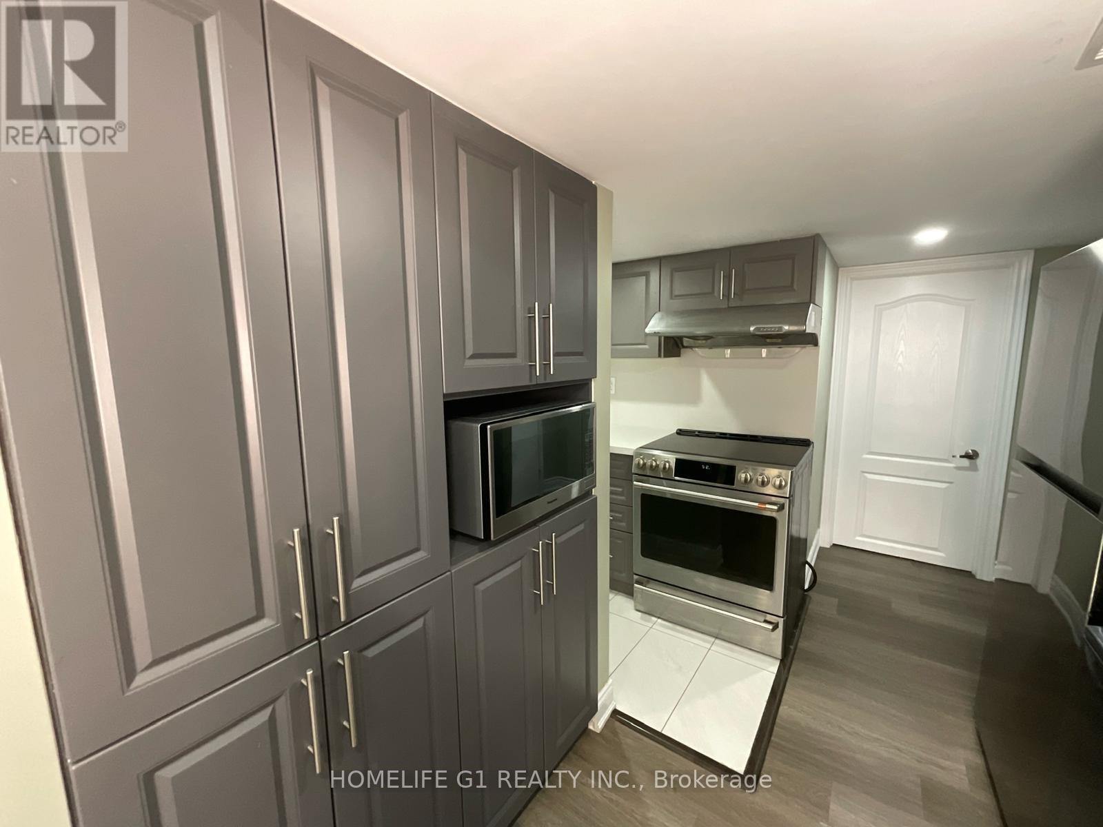 49 Loftsmoor Drive, Brampton, Ontario  L6R 3R3 - Photo 7 - W12476484