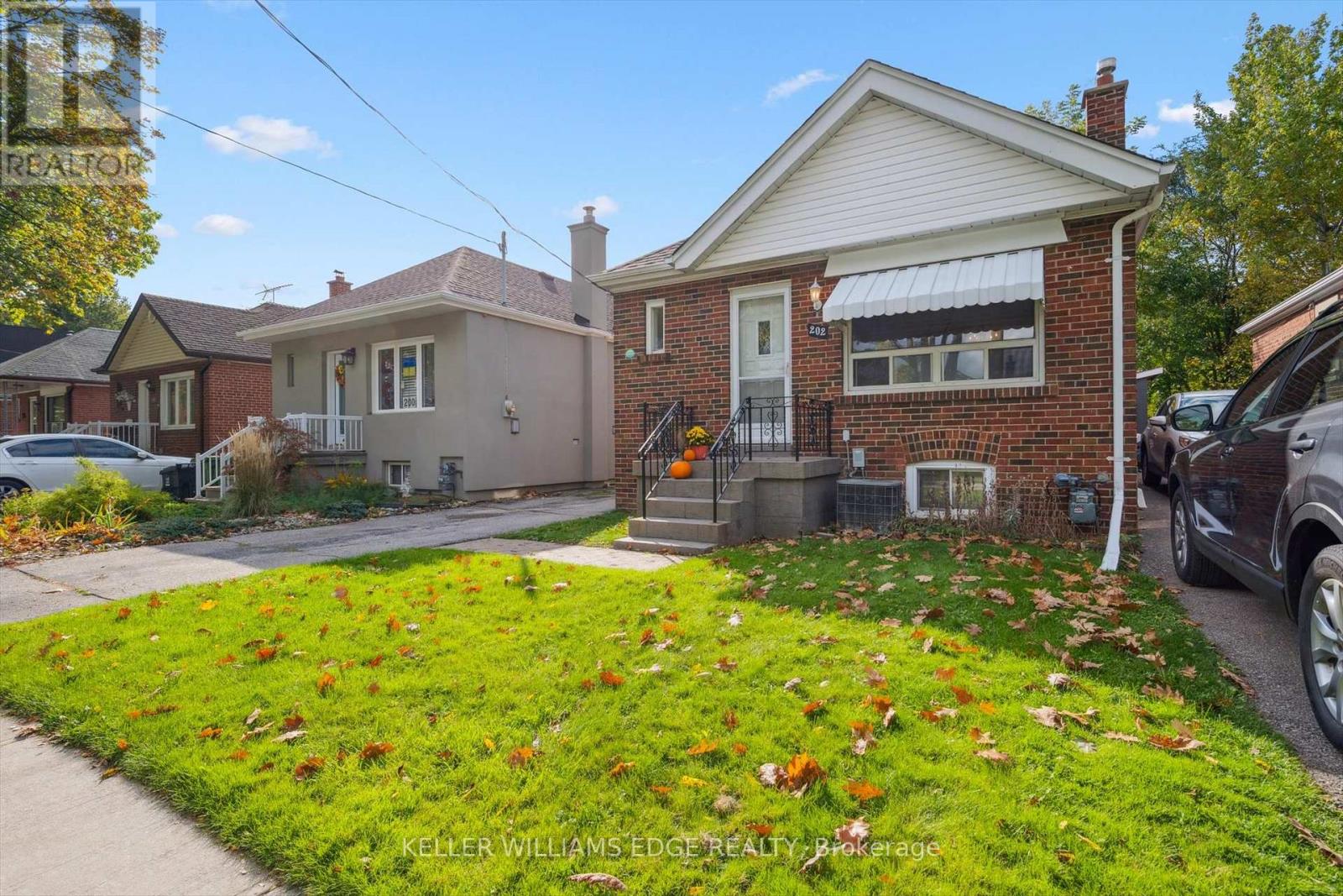 202 Alderbrae Avenue, Toronto, Ontario  M8W 4K5 - Photo 2 - W12476488