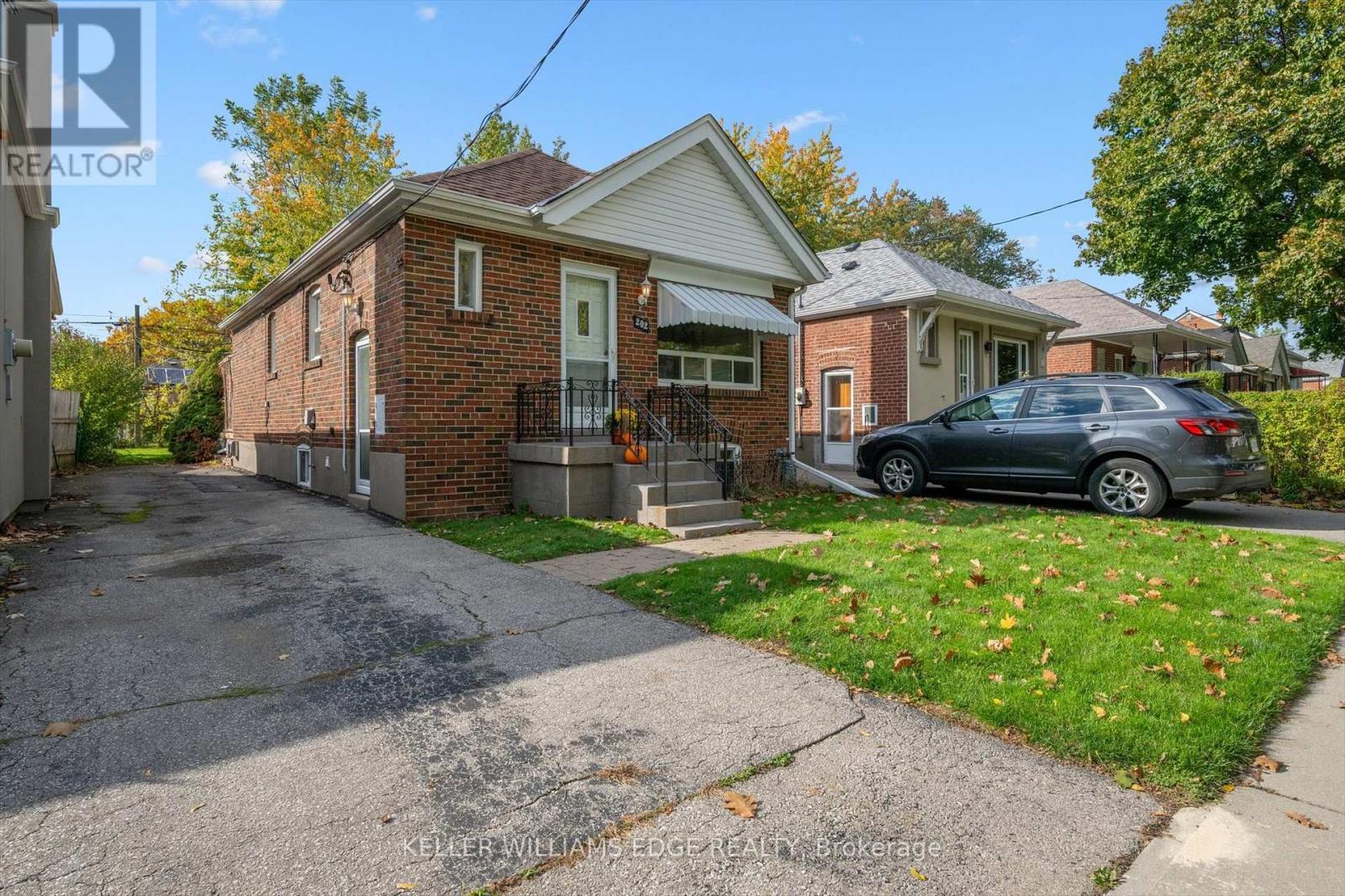 202 Alderbrae Avenue, Toronto, Ontario  M8W 4K5 - Photo 3 - W12476488