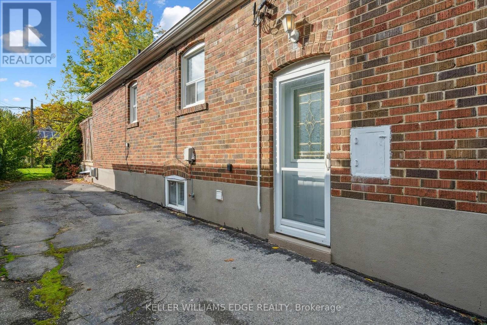 202 Alderbrae Avenue, Toronto, Ontario  M8W 4K5 - Photo 34 - W12476488