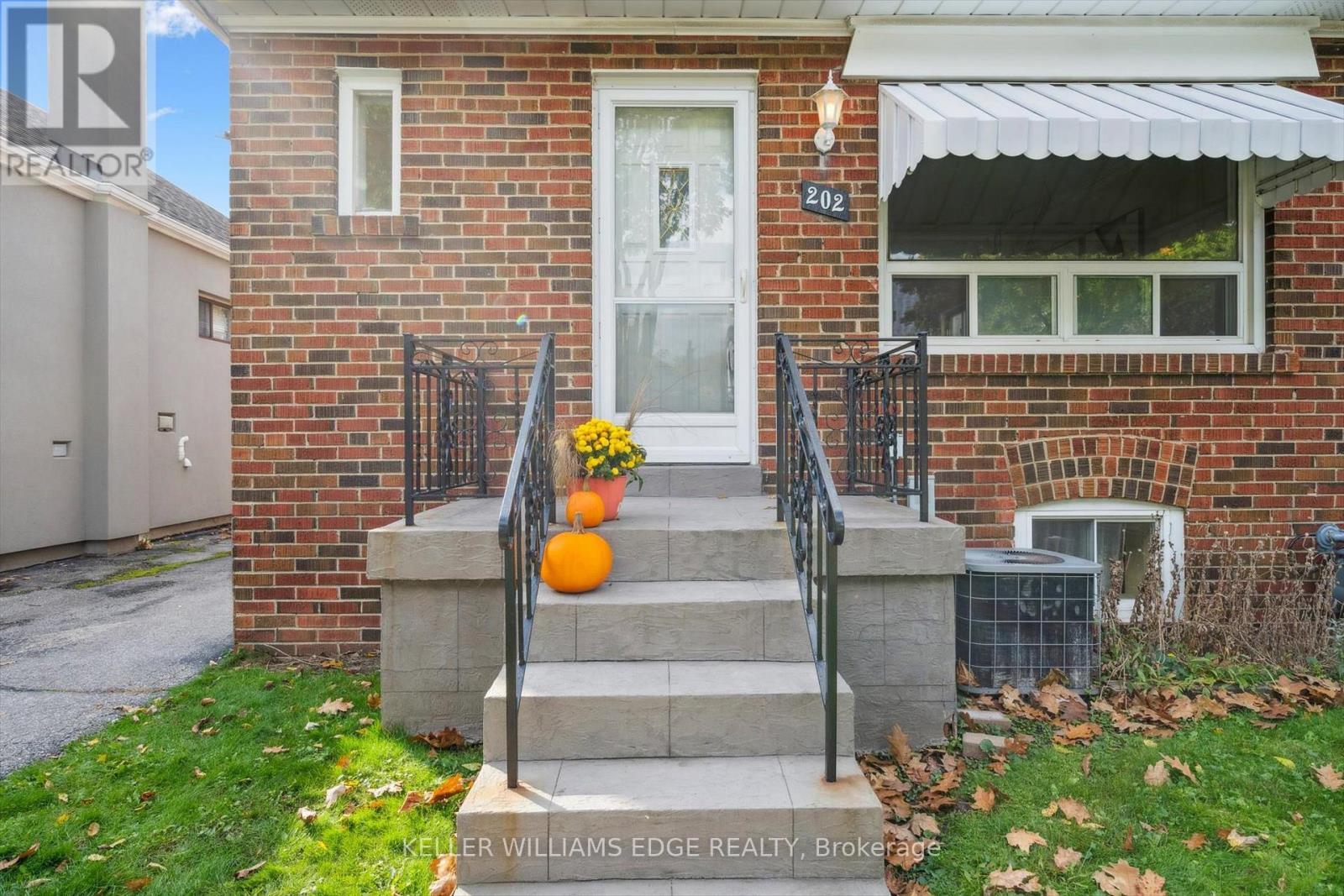 202 Alderbrae Avenue, Toronto, Ontario  M8W 4K5 - Photo 4 - W12476488